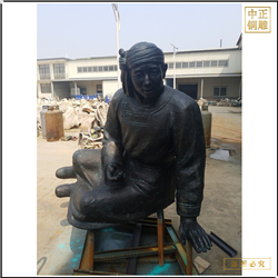 坐著(zhù)的男孩人物雕塑