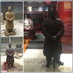 拄著(zhù)劍人物雕塑 