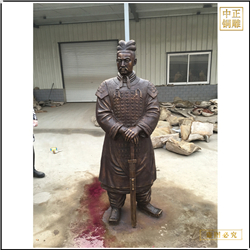 拄著(zhù)劍人物雕塑鑄造 