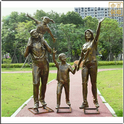 戶(hù)外一家四口游玩人物雕塑