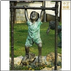小孩玩單杠景觀(guān)雕塑